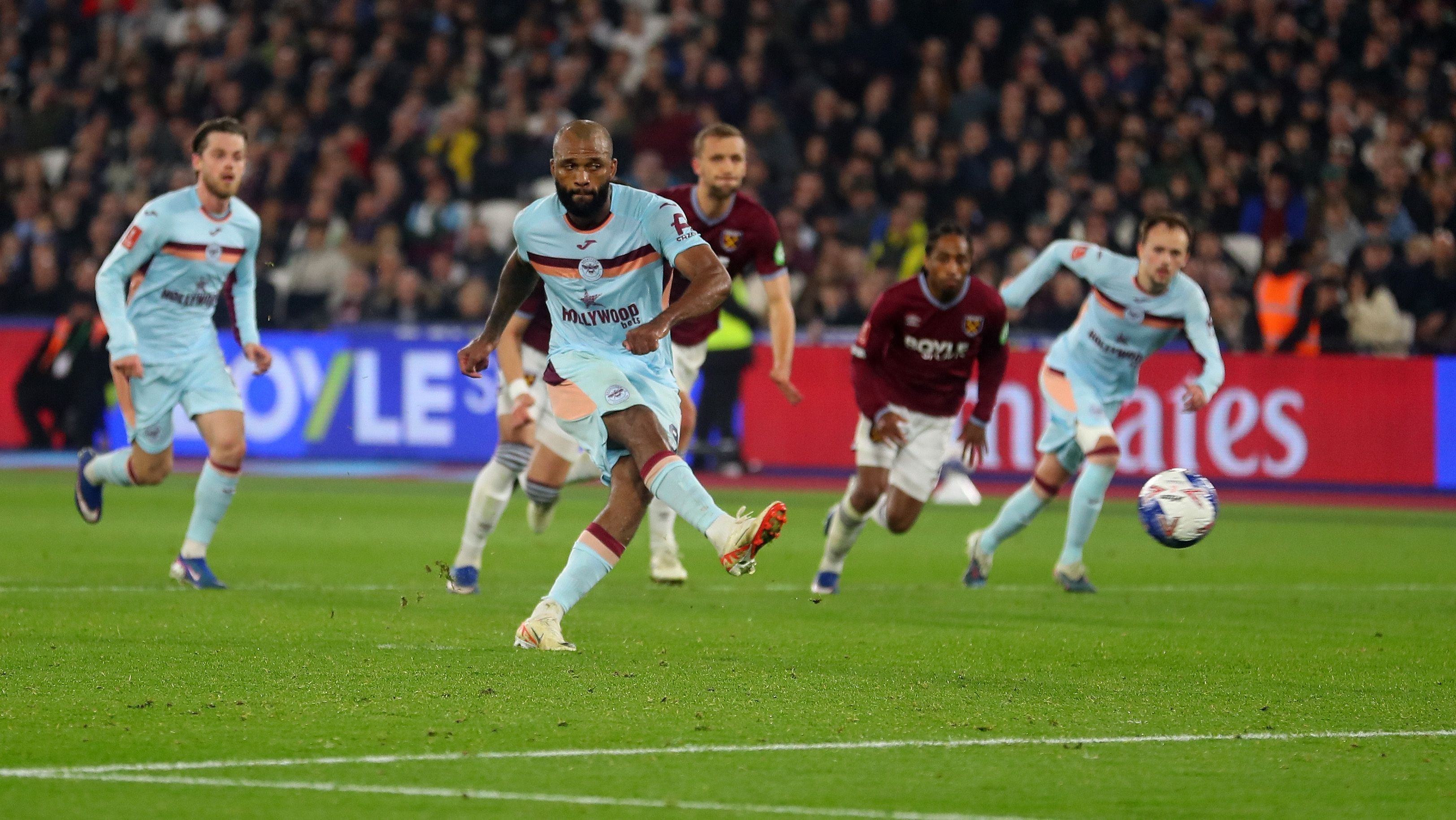 Igor Thiago acerta cobrança de pênalti em West Ham x Brentford pela Copa da Inglaterra