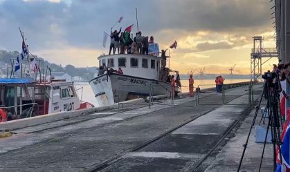 VÍDEO MOSTRA: ATIVISTAS E MEMBROS DA FLOTILHA QUE LEVAVA AJUDA A CUBA EM CIMA DO BARCO