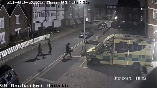 Indivíduos mascarados se aproximando da ambulância pertencente à Hatzola Northwest • CNN