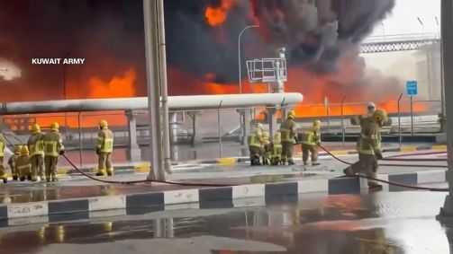 Fumaça sobe das instalações de armazenamento de combustível no Aeroporto Internacional do Kuwait após um ataque com drone na Cidade do Kuwait