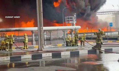 Fumaça sobe das instalações de armazenamento de combustível no Aeroporto Internacional do Kuwait após um ataque com drone na Cidade do Kuwait