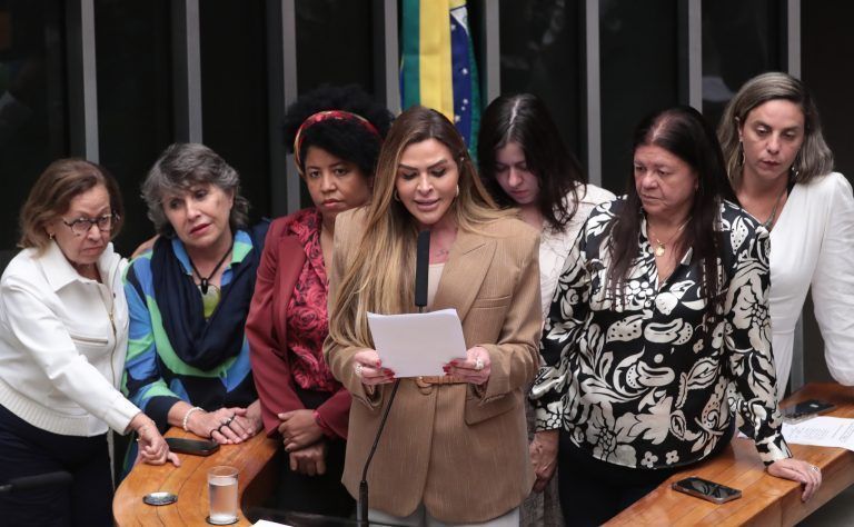 Imagem de destaque do post: Câmara aprova pena de até 40 anos por crime contra filhos para atingir mãe