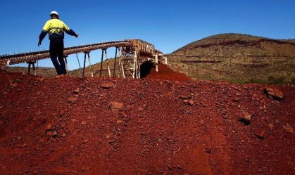 Pilha de minério de ferro na mina de minério de ferro Solomon da Fortescue, localizada no Vale dos Reis, cerca de 400 km ao sul de Port Hedland, na região de Pilbara, Austrália Ocidental