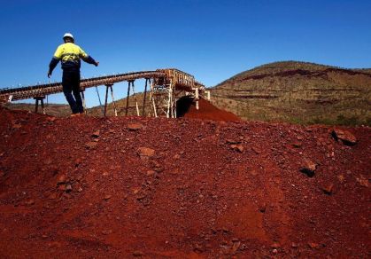 Pilha de minério de ferro na mina de minério de ferro Solomon da Fortescue, localizada no Vale dos Reis, cerca de 400 km ao sul de Port Hedland, na região de Pilbara, Austrália Ocidental