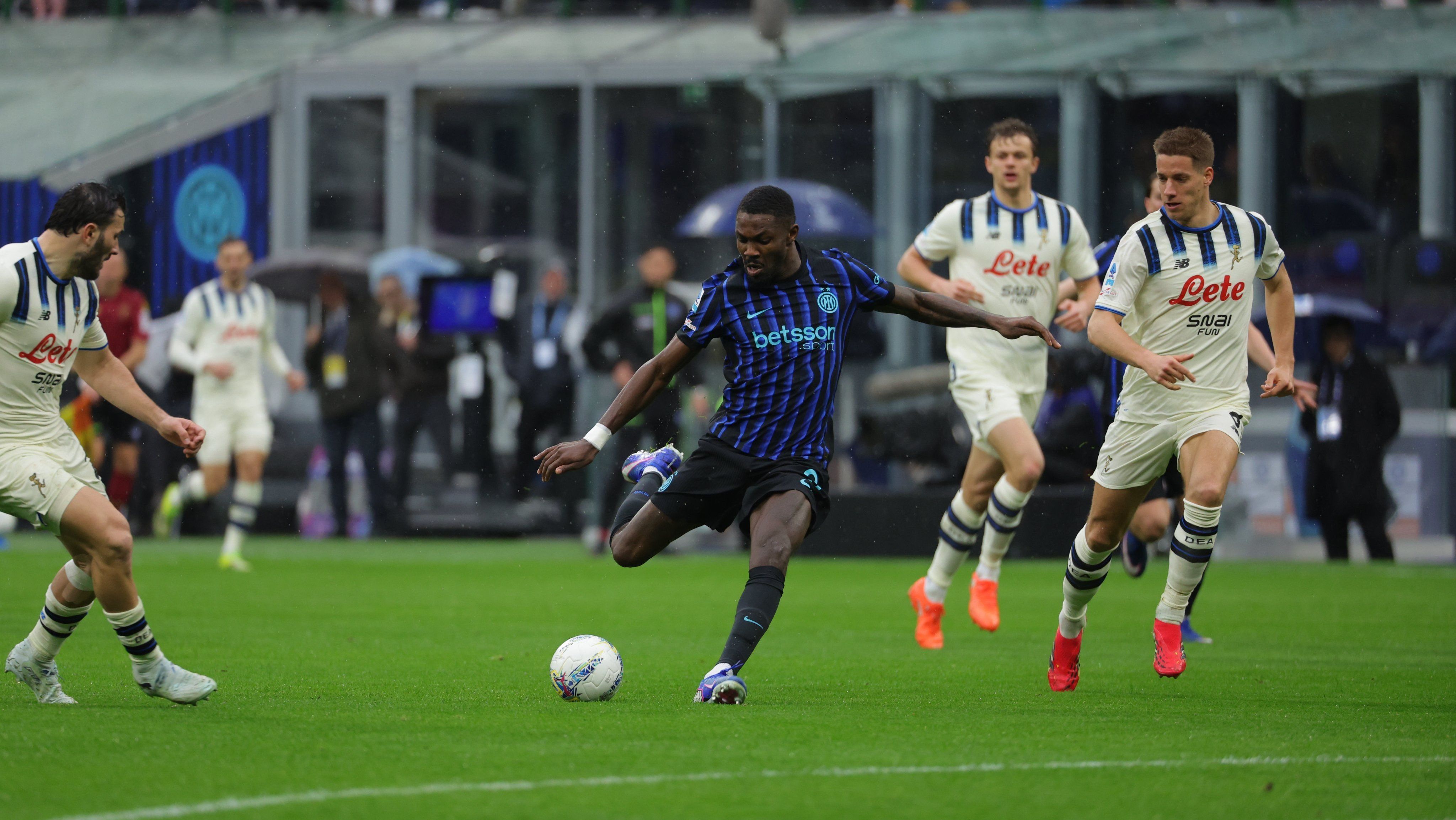 Marcus Thuram tenta finalização contra a Atalanta