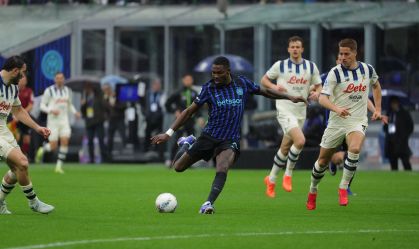 Marcus Thuram tenta finalização contra a Atalanta