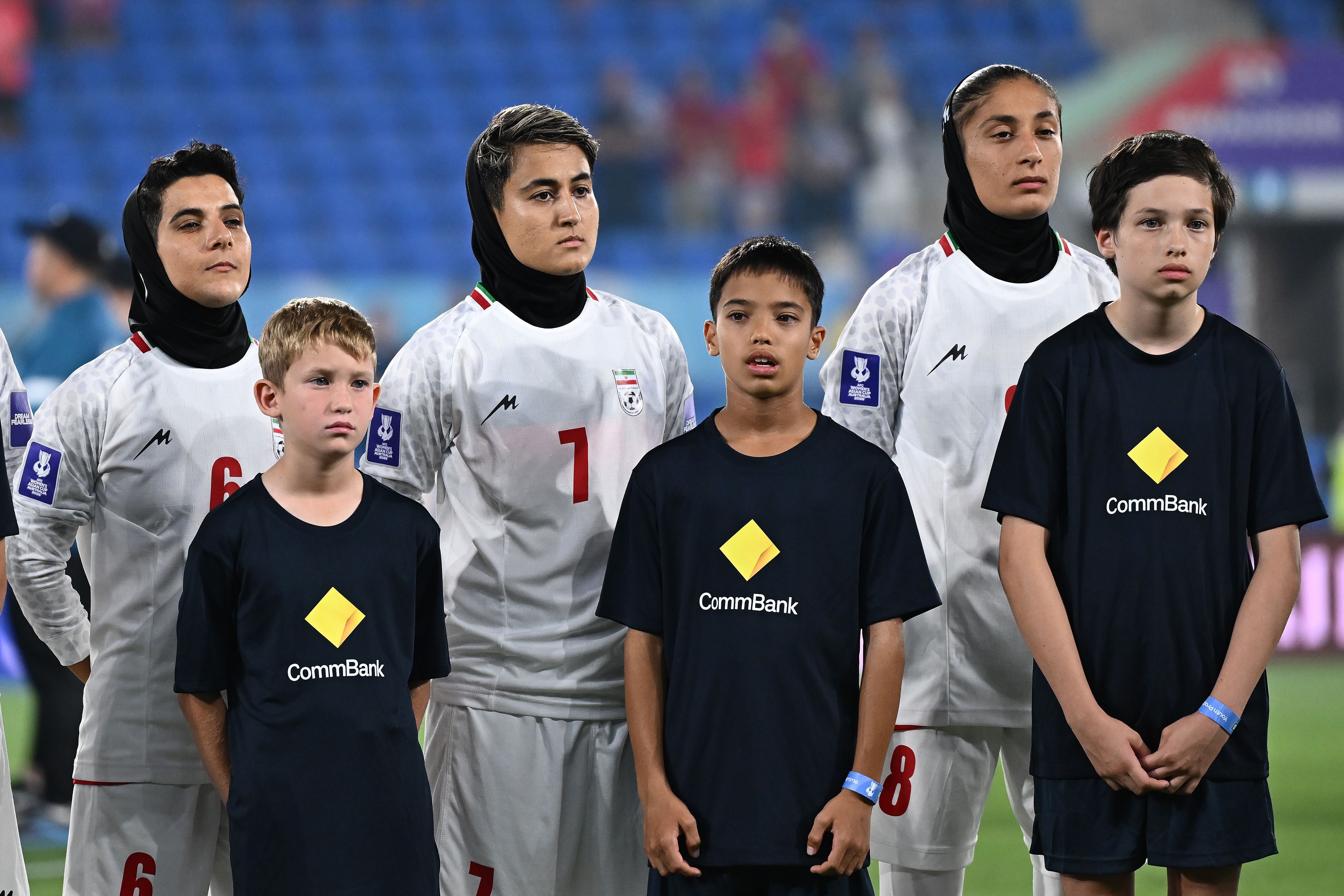 Seleção feminina do Irã perfilada para o hino do país antes de jogo contra a Coreia do Sul