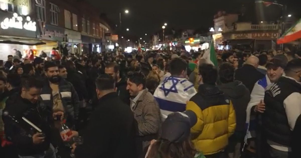 Londres: Iranianos lotam ruas em celebração à morte de Khamenei