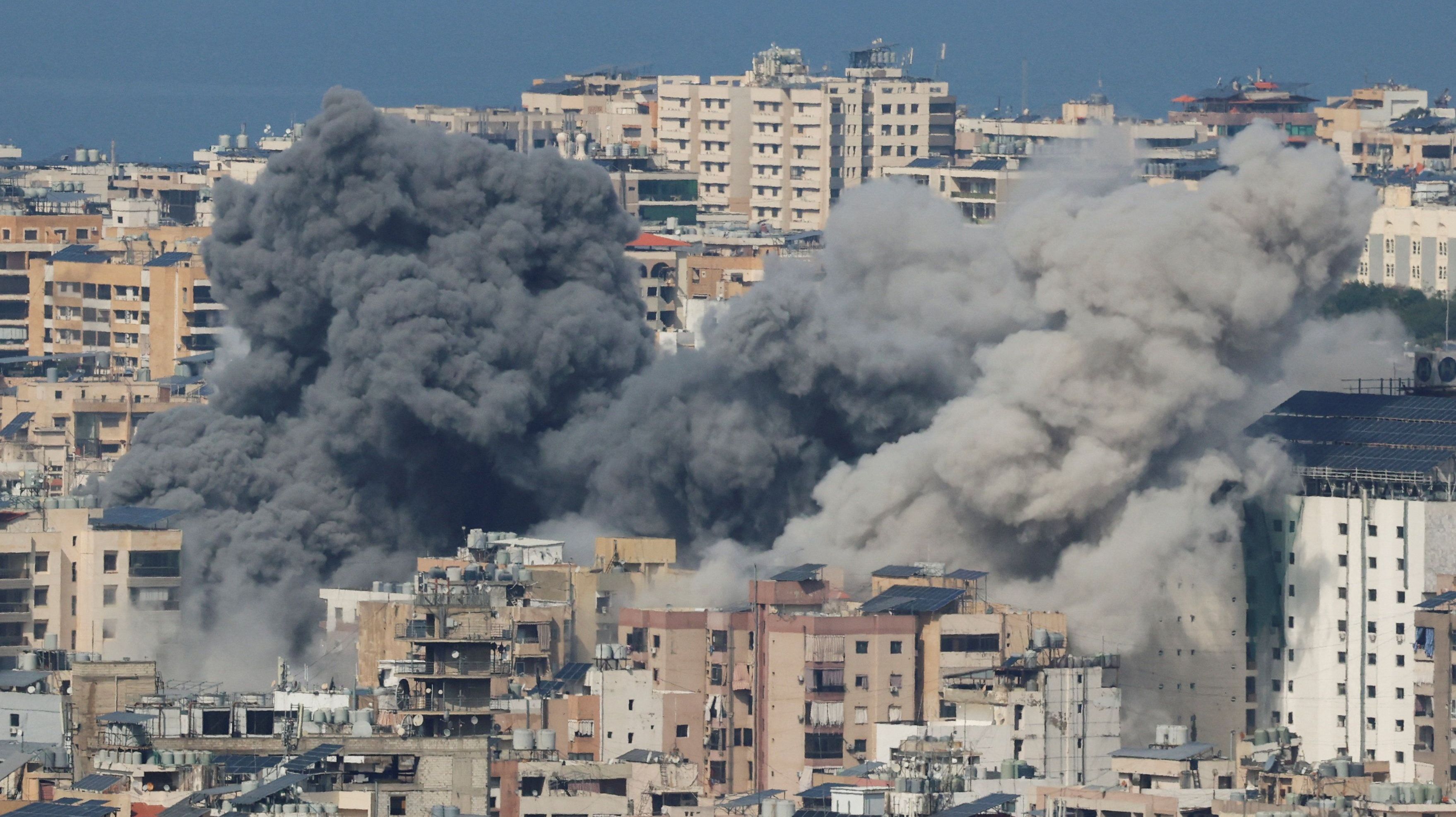Fumaça sobe após ataque de Israel a Beirute, no Líbano, em 04/03/2026