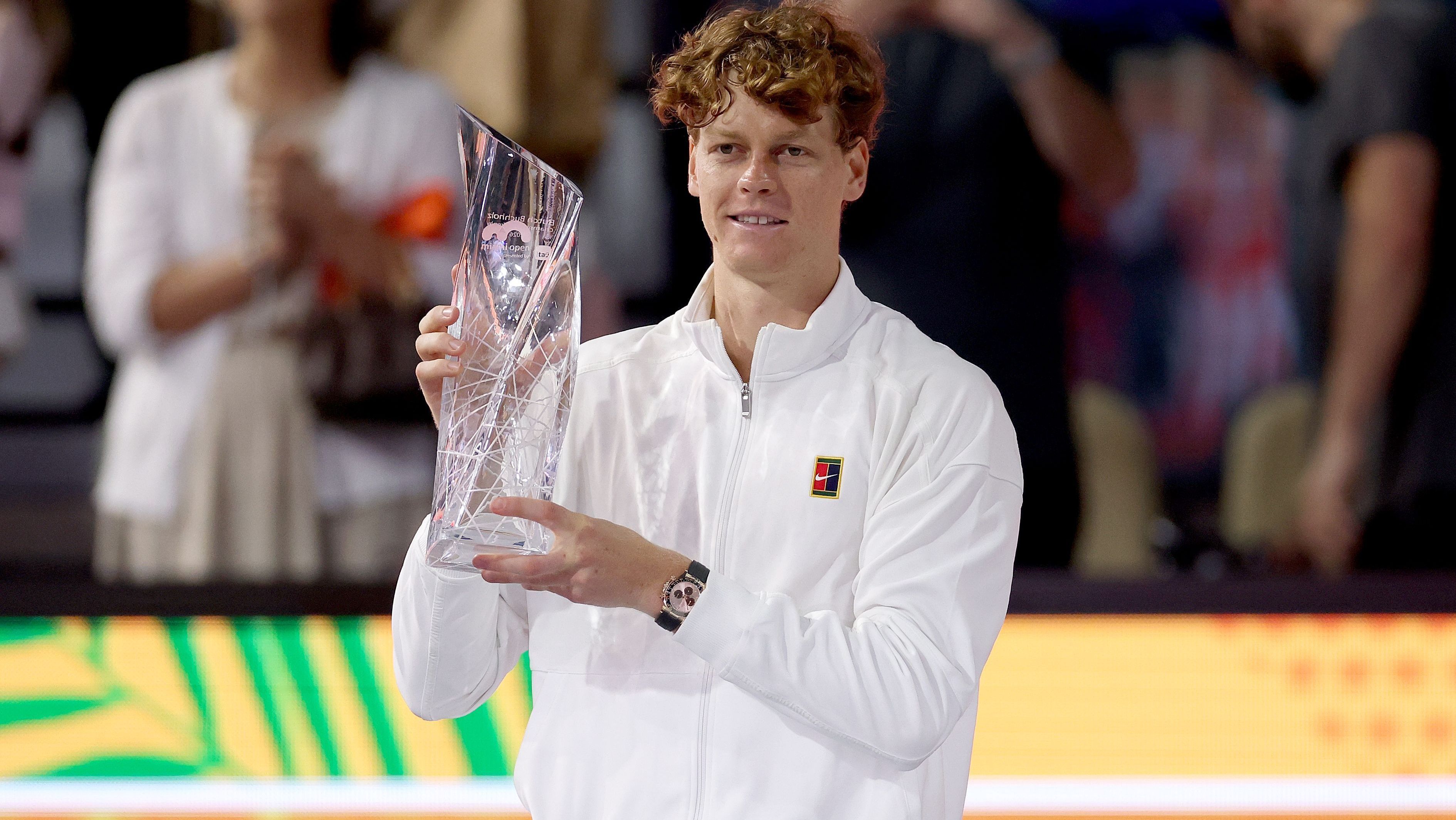 Jannik Sinner com o troféu de campeão do Miami Open