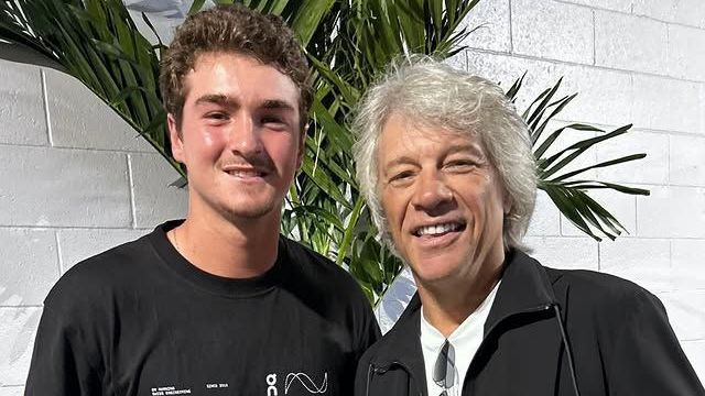 João Fonseca posa para foto com Jon Bon Jovi no Miami Open