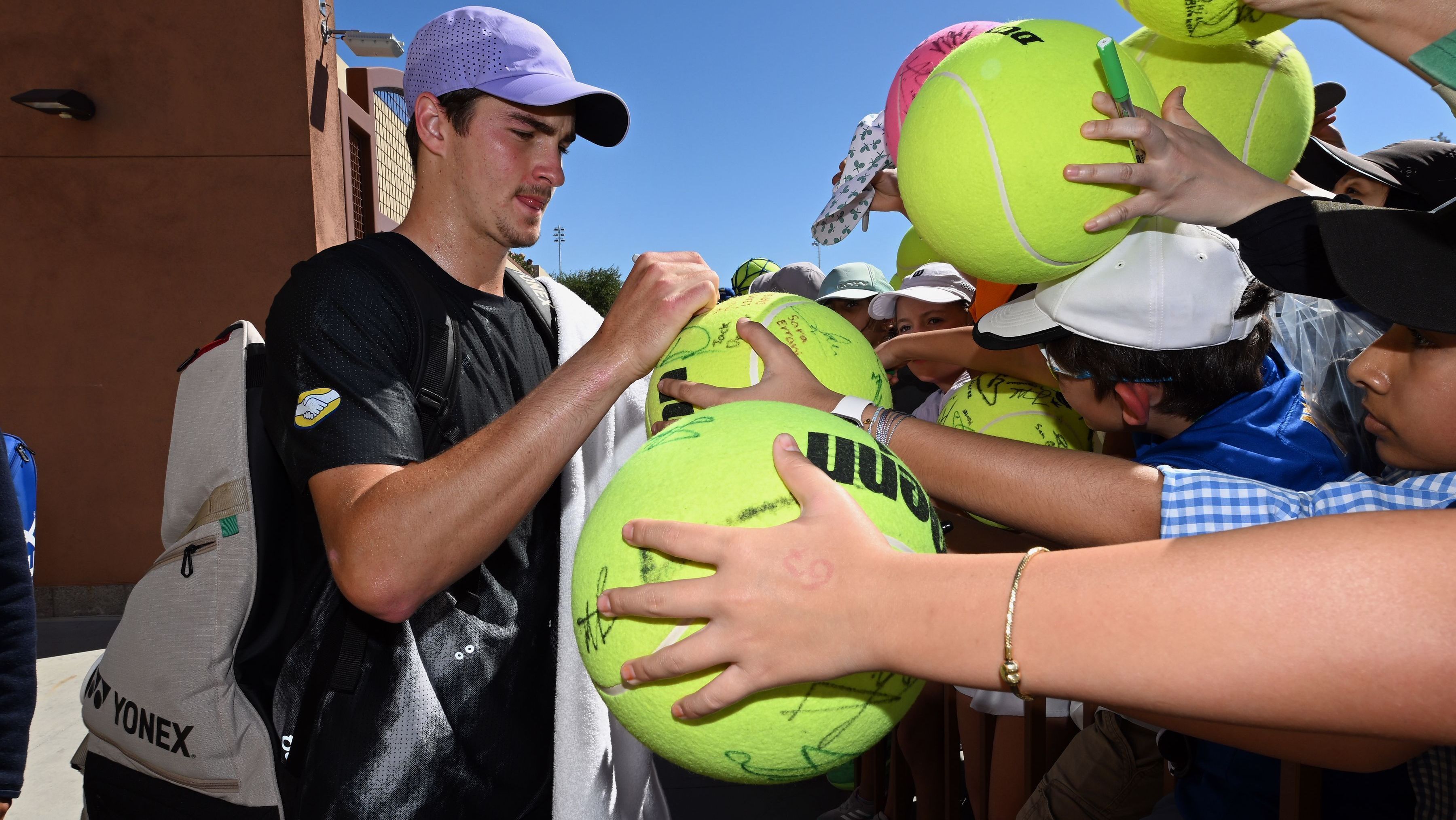 João Fonseca distribui autógrafos para fãs no Masters 1000 de Indian Wells