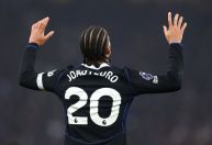 Com hat-trick de João Pedro, Chelsea goleia Aston Villa fora de casa