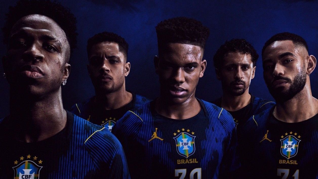 Vini Jr., Vitor Roque, Estêvão, Marquinhos e Matheus Cunha posam com a camisa azul da Seleção Brasileira para a Copa do Mundo