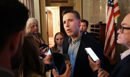 Senadores dos EUA temem guerra sem fim após reunião confidencial sobre Irã