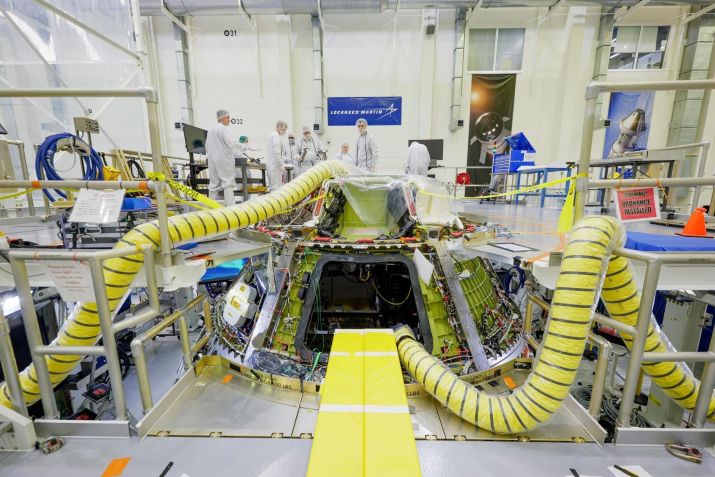 Técnicos da Lockheed Martin trabalham no módulo Orion no prédio de Operações e Verificação do Centro Espacial Kennedy da Nasa • Nasa/Rad Sinyak/Divulgação
