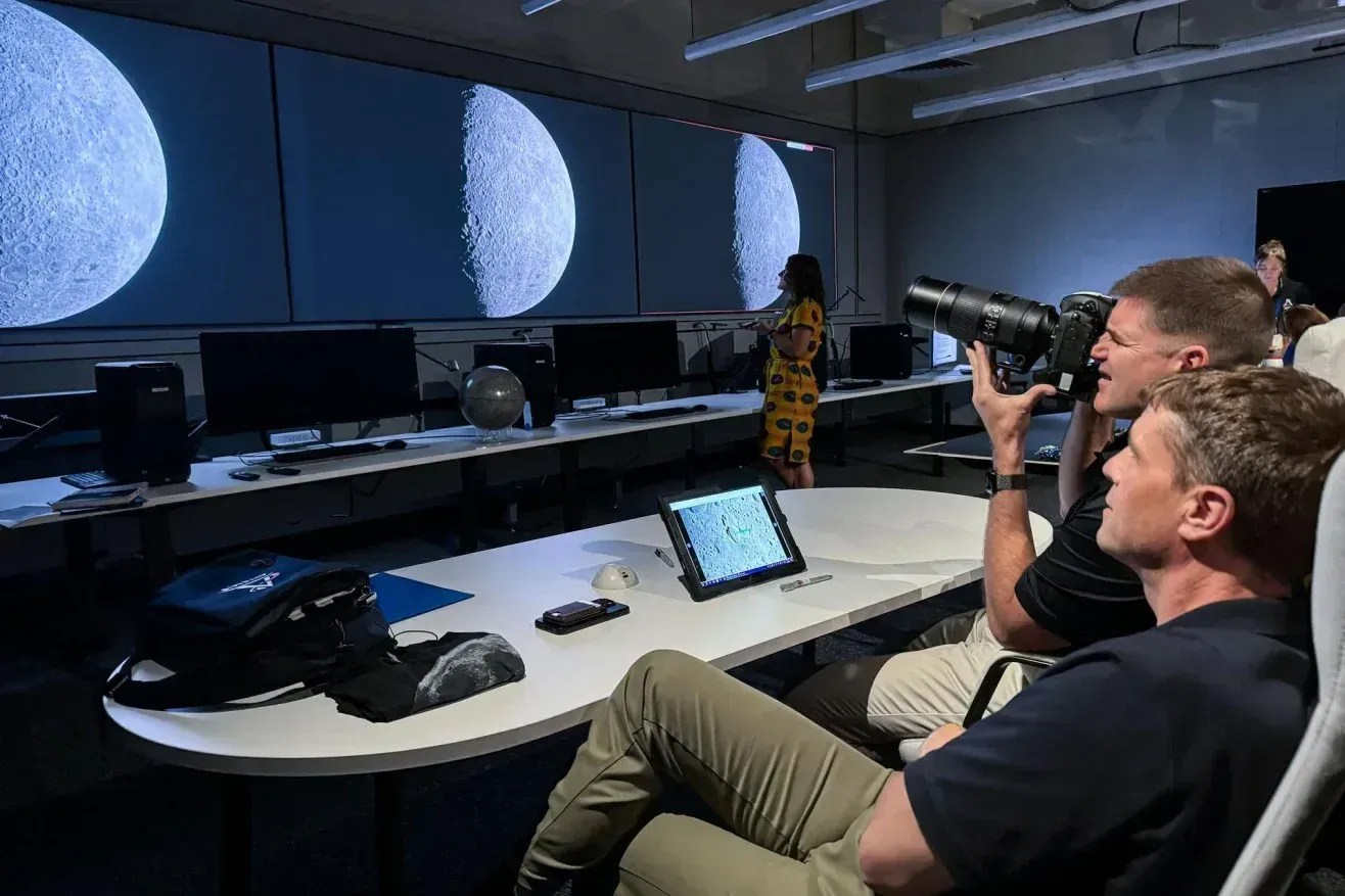 Os membros da tripulação da Artemis II, o astronauta da NASA Reid Wiseman (em primeiro plano) e o astronauta da Agência Espacial Canadense Jeremy Hansen, praticam fotografia lunar antes da missão • Kelsey Young/Nasa
