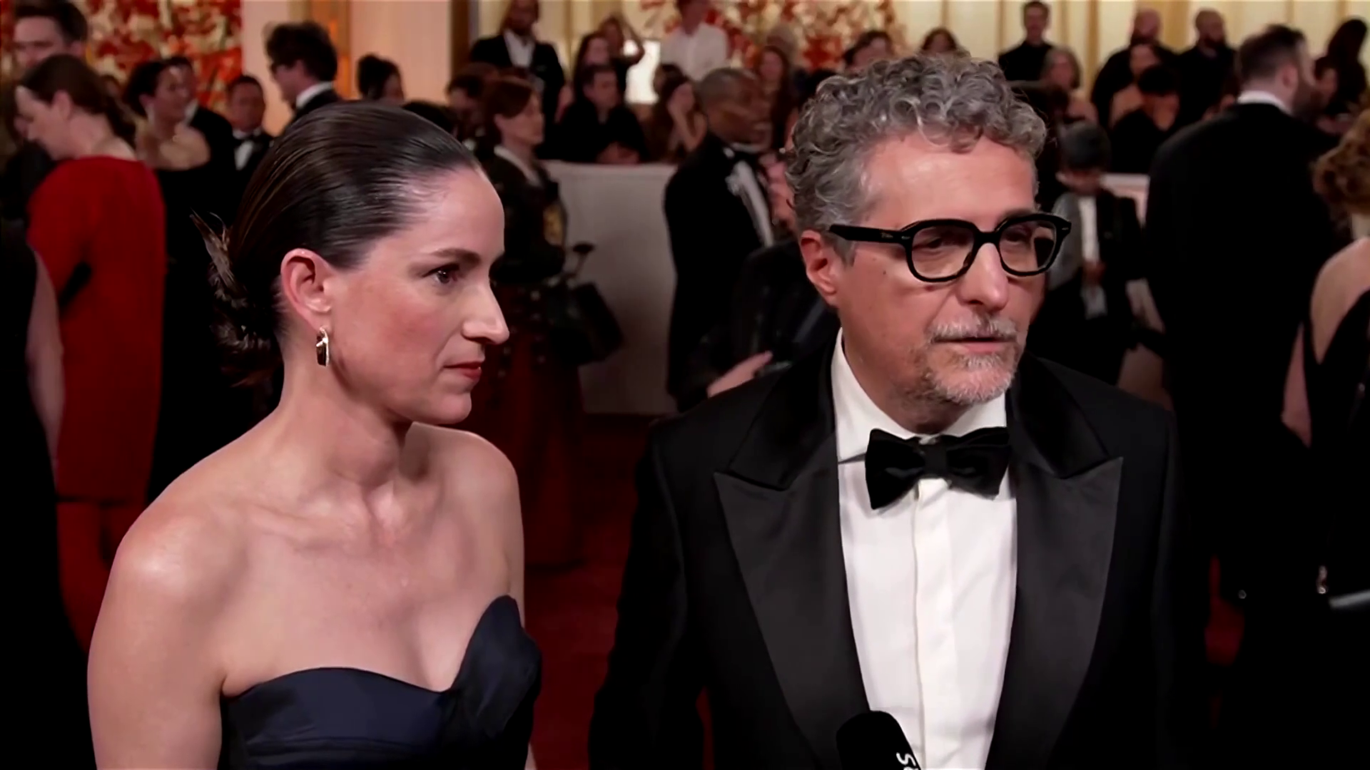 Kleber Mendonça Filho e esposa no tapete vermelho do Oscar 2026