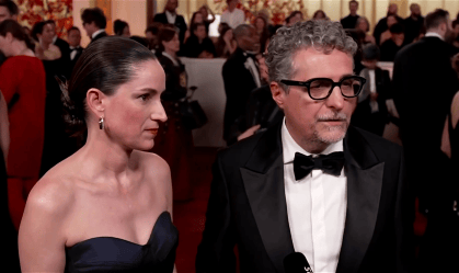 Kleber Mendonça Filho e esposa no tapete vermelho do Oscar 2026