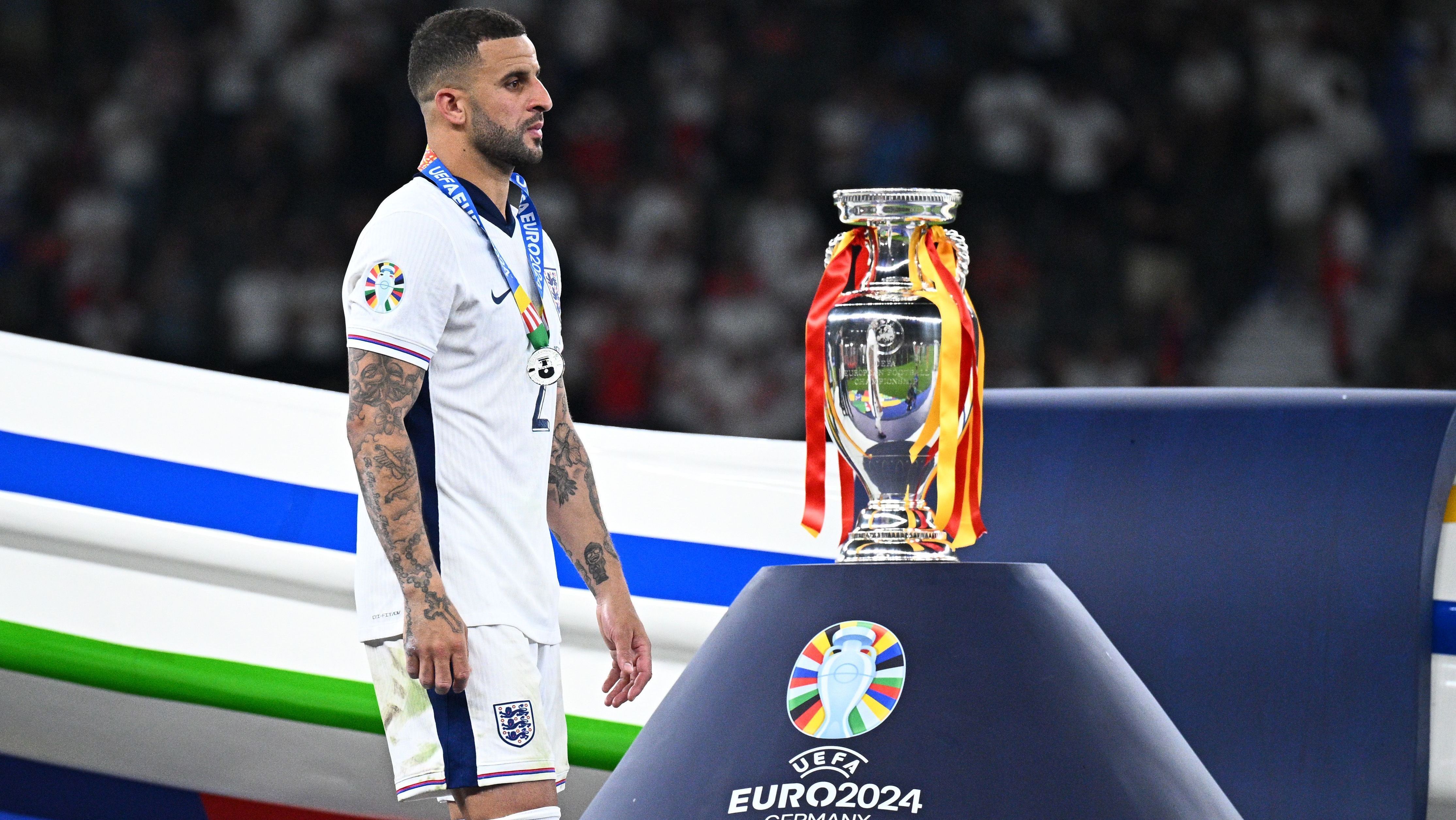 Kyle Walker com a medalha de prata da Eurocopa 2024, após a final entre Inglaterra e Espanha