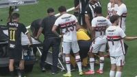 Lucas Moura deixa Atlético-MG x São Paulo de maca e é levado a hospital