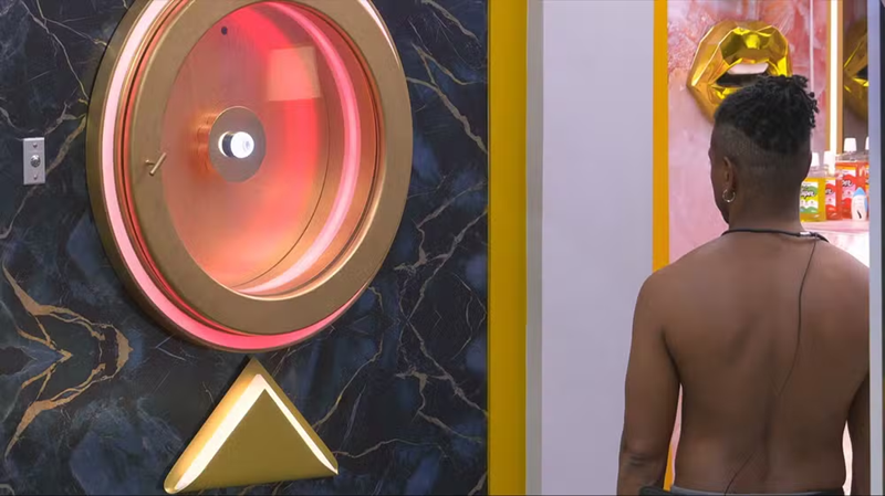 Leandro ficou cerca de 10 minutos encarando o Botão da Desistência do BBB 26 • Reprodução/Globoplay