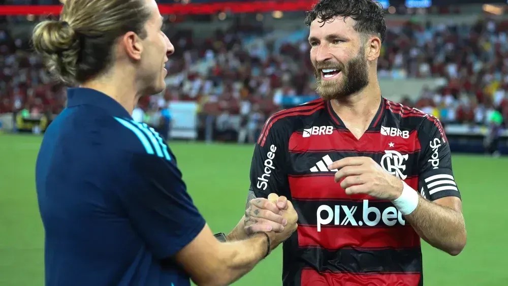 Léo Pereira, zagueiro do Flamengo, vibra com Filipe Luís: o técnico foi demitido do clube carioca.