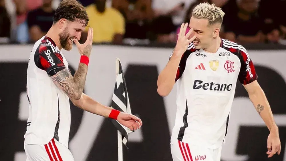 Léo Pereira (esquerda) fez golaço e pode ser chamado para a Seleção Brasileira.