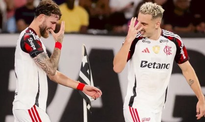 Léo Pereira (esquerda) fez golaço e pode ser chamado para a Seleção Brasileira.