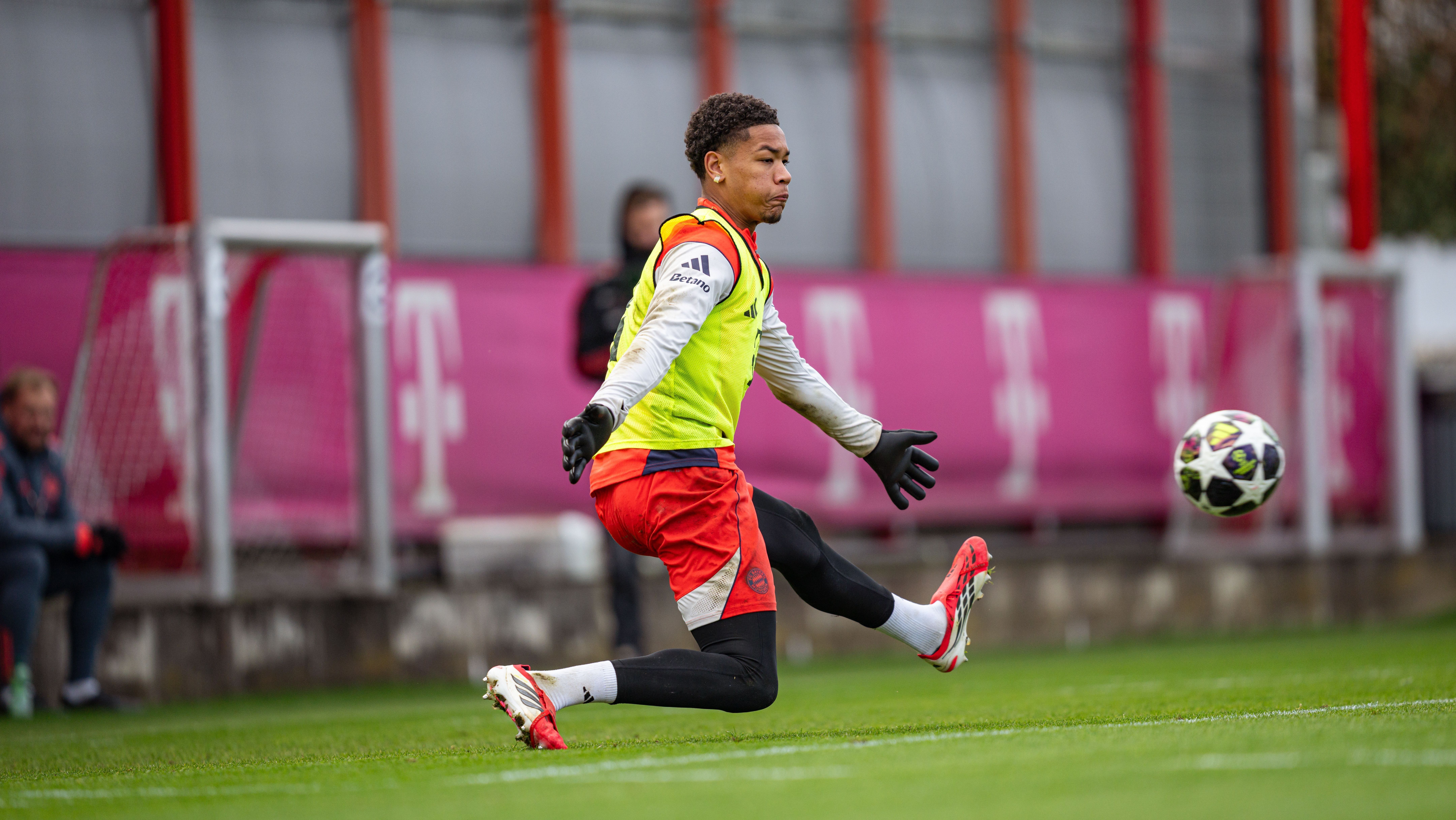 Leonard Prescott, goleiro de 16 anos do Bayern de Munique que pode ser titular na Champions League