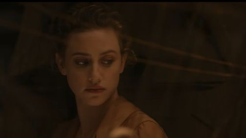 Lili RReinhart protagoniza novo clipe do BTS
