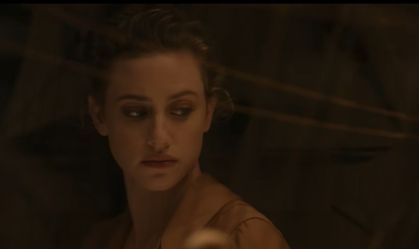 Lili RReinhart protagoniza novo clipe do BTS