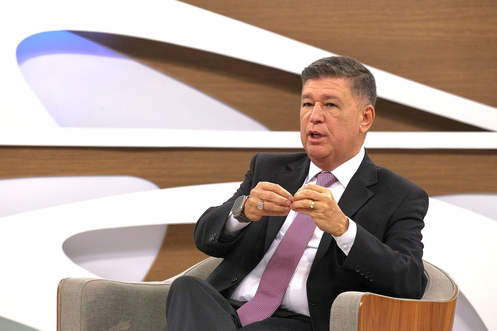 O senador Carlos Viana (Podemos-MG) em entrevista ao programa Roda Viva, da TV Cultura