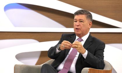 O senador Carlos Viana (Podemos-MG) em entrevista ao programa Roda Viva, da TV Cultura