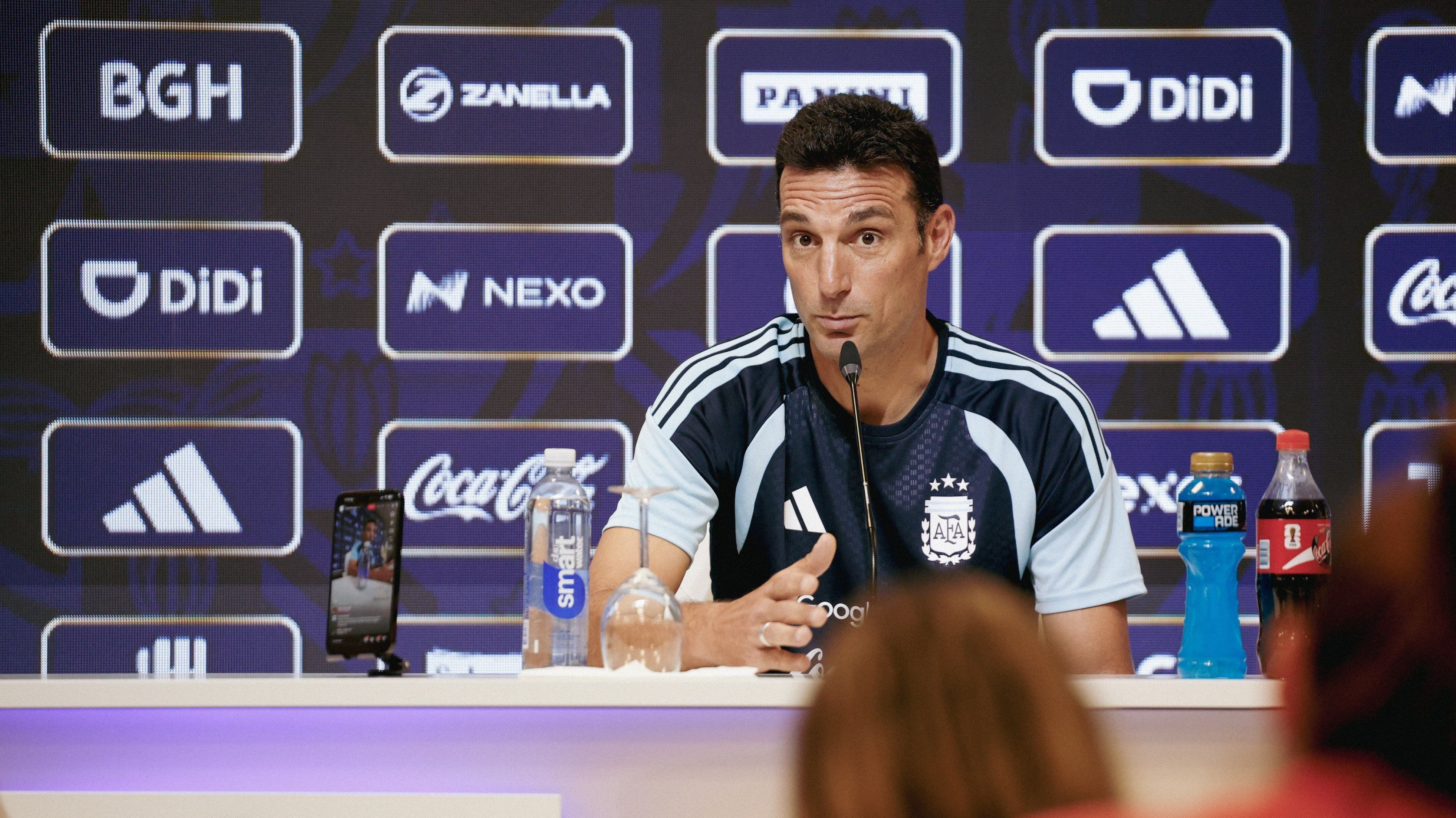 Scaloni concedeu entrevista coletiva nesta segunda-feira (30)