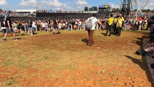 Fãs precisam lidar com a lama no primeiro dia de Lollapalooza