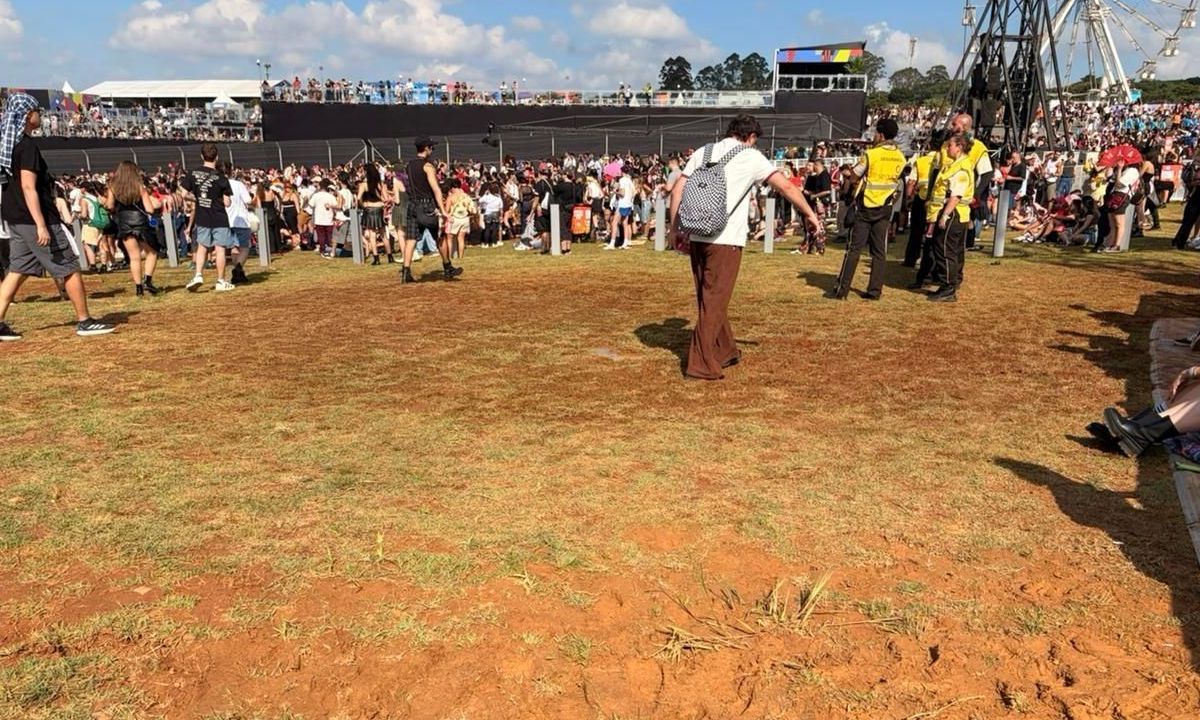 Lollapalooza 2026: fãs enfrentam poças de lama no primeiro dia de festival