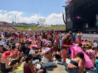 Chapéu de cowboy rosa domina Lollapalooza 2026; entenda