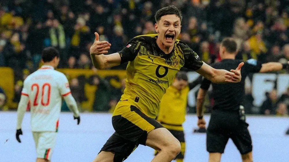 Luca Reggiani comemora gol pelo Borussia Dortmund.