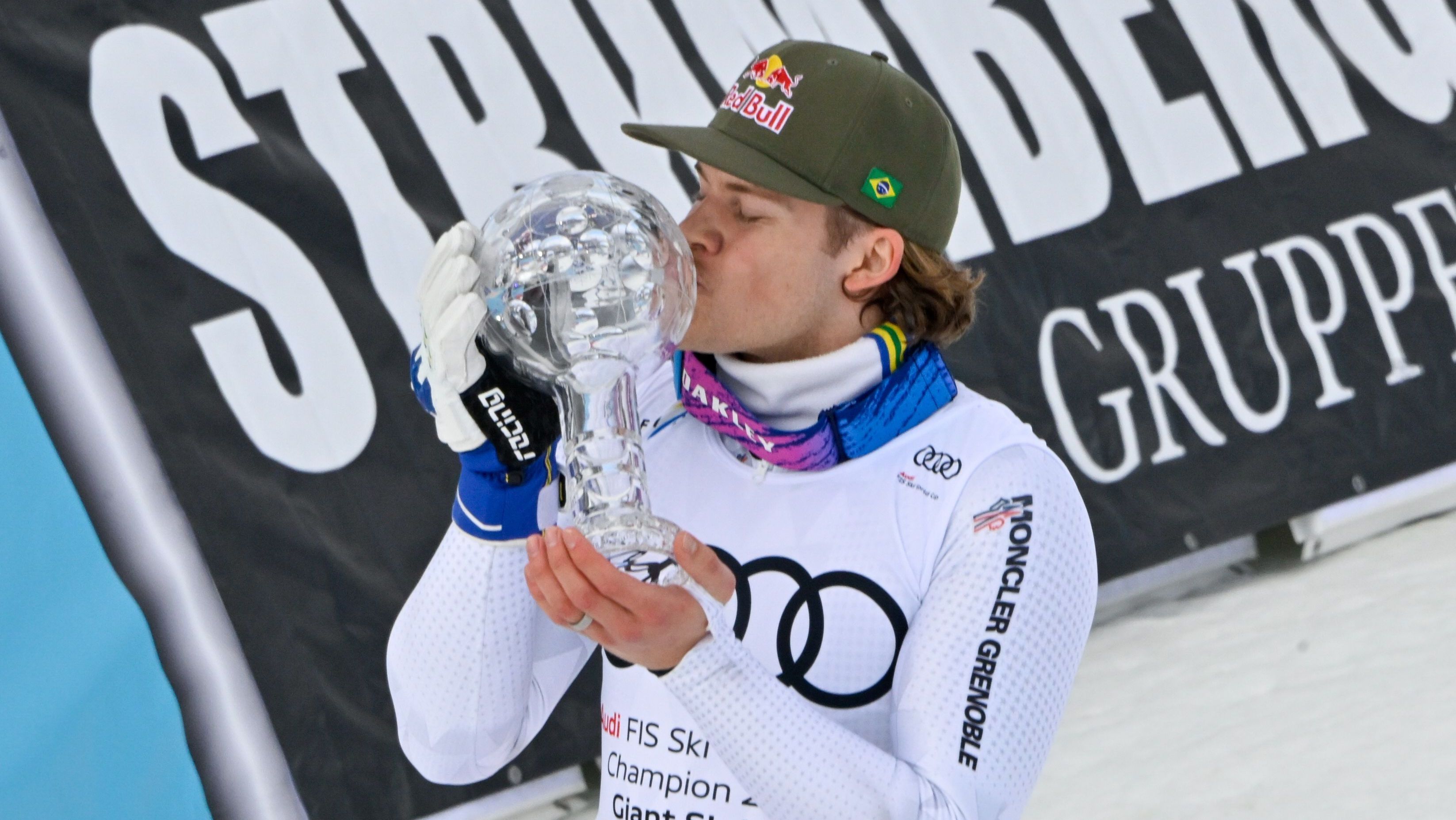 Lucas Pinheiro Braathen venceu o título do slalom gigante da Copa do Mundo de esqui alpino