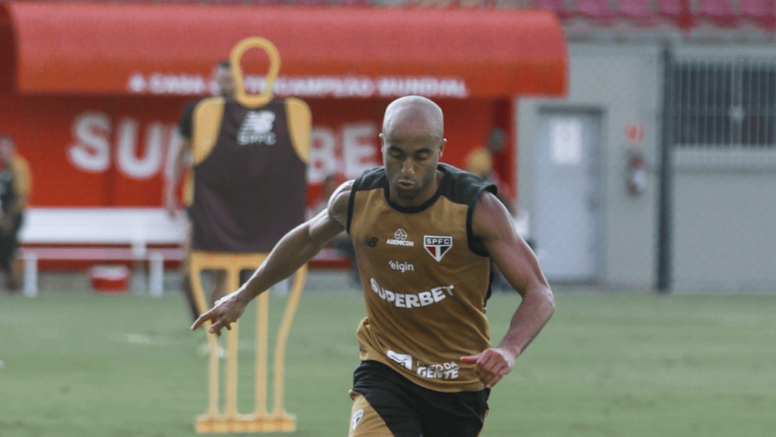 Lucas treina no São Paulo para enfrentar Atlético-MG