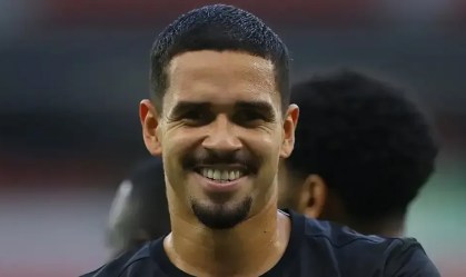 Lucas Veríssimo comemorando gol pelo Al-Duhail.