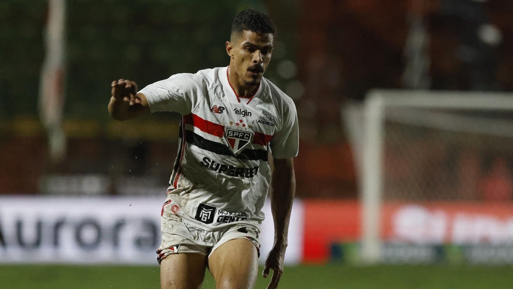 Lucas Ramon em jogo do São Paulo