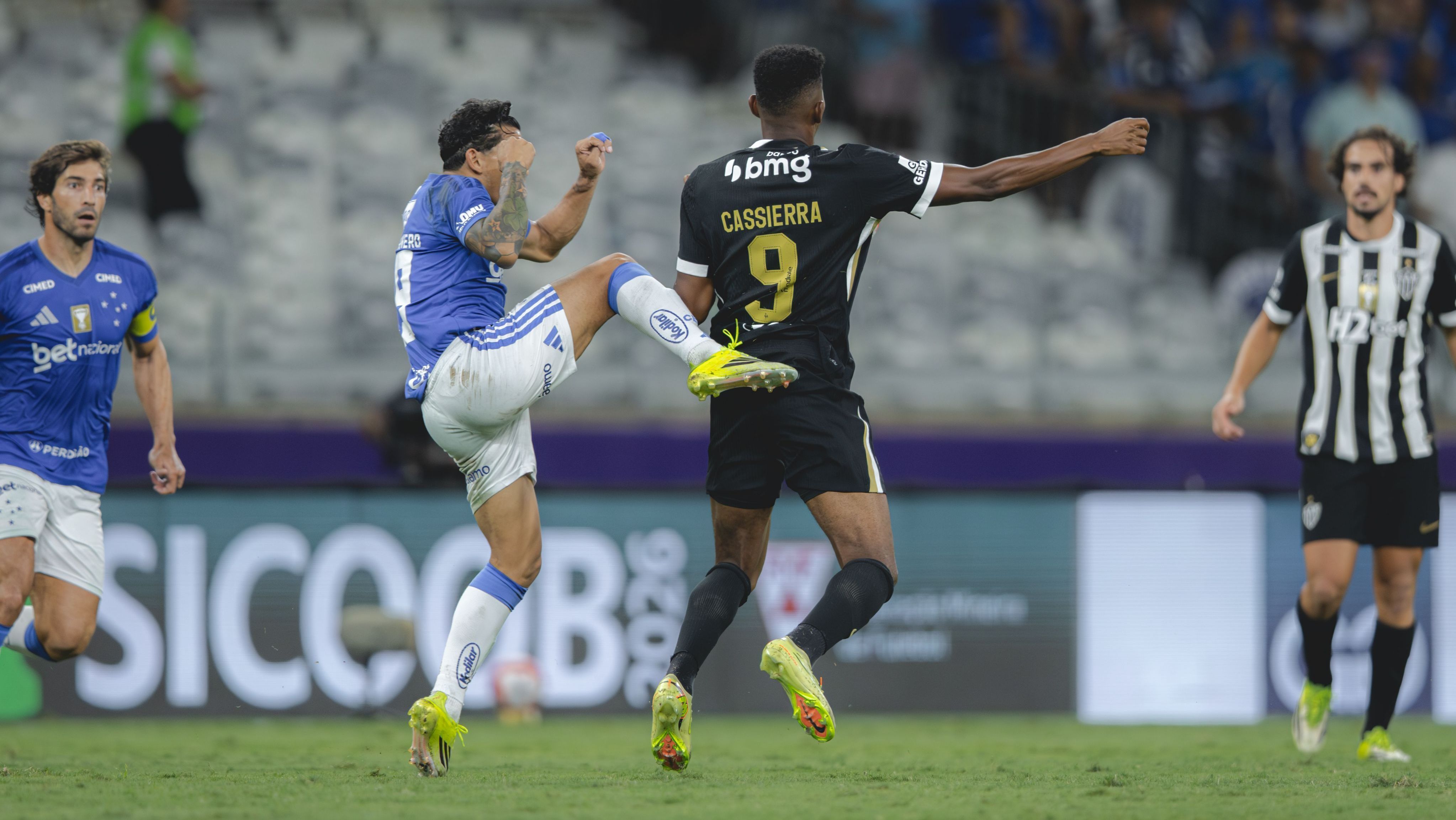 Jogadores de Atlético-MG e Cruzeiro brigam na final do Mineiro