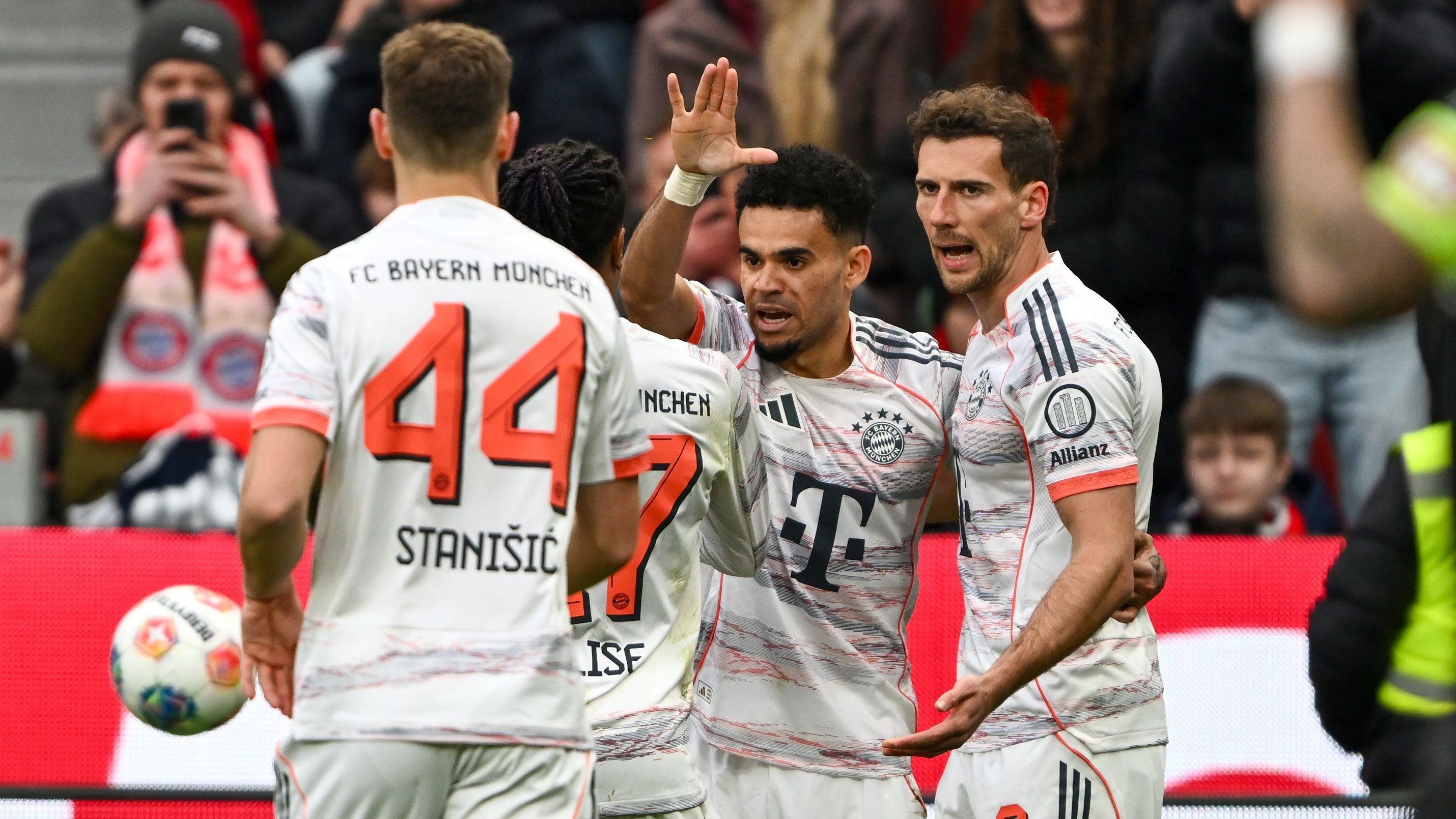 Luis Díaz comemora gol contra o Leverkusen