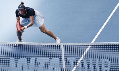 Luisa Stefani em ação na quadra principal do Miami Open