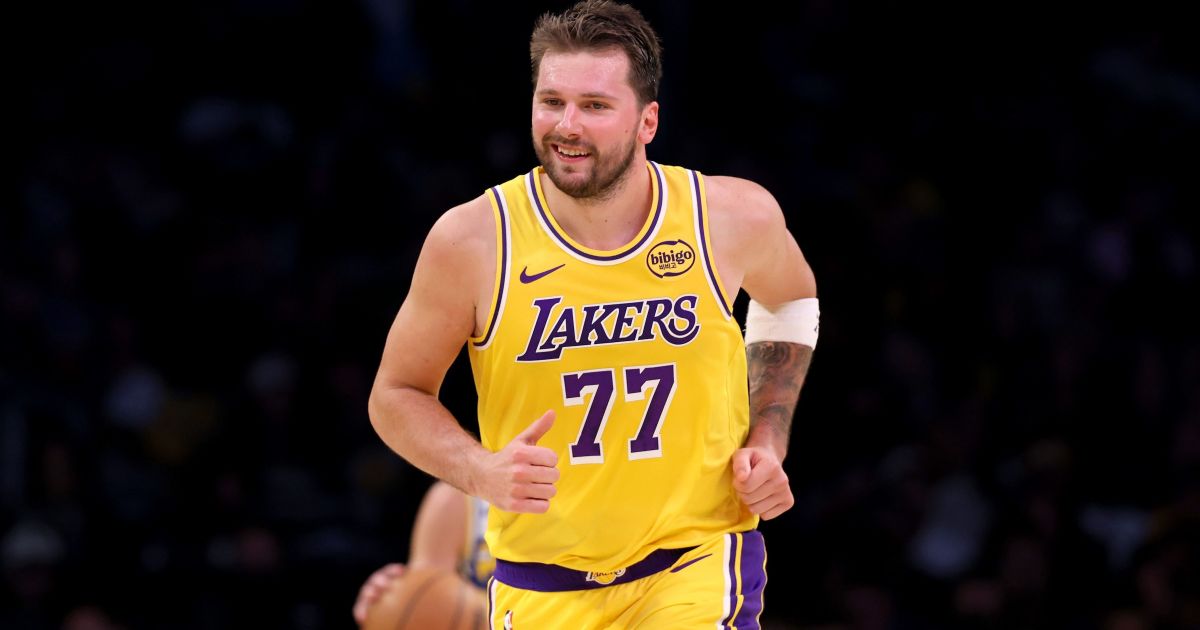 Luka Doncic brilha, entra em lista seleta e Lakers vencem Pacers sem LeBron