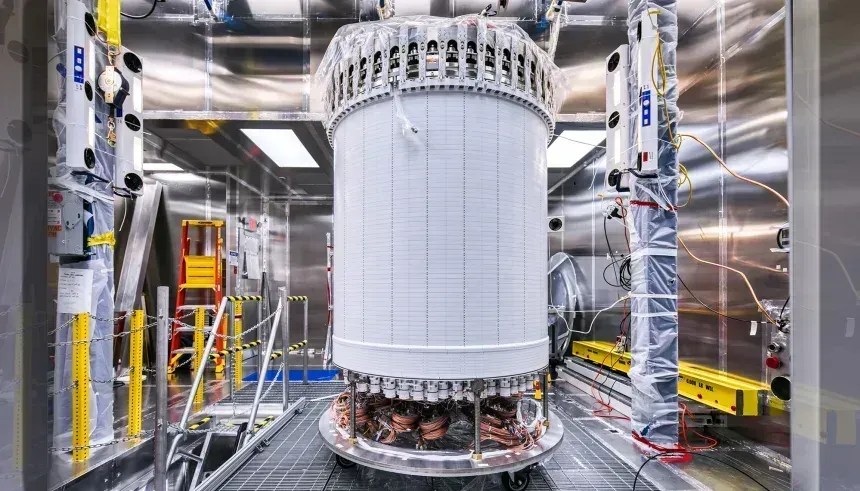 O detector central do Experimento de Matéria Escura LZ, na Instalação de Pesquisa Subterrânea de Sanford, em Dakota do Sul, é um dos vários experimentos em andamento que tentam observar a matéria escura • Matthew Kapust/Instalação de Pesquisa Subterrânea de Sanford/Laboratório Nacional Lawrence Livermore