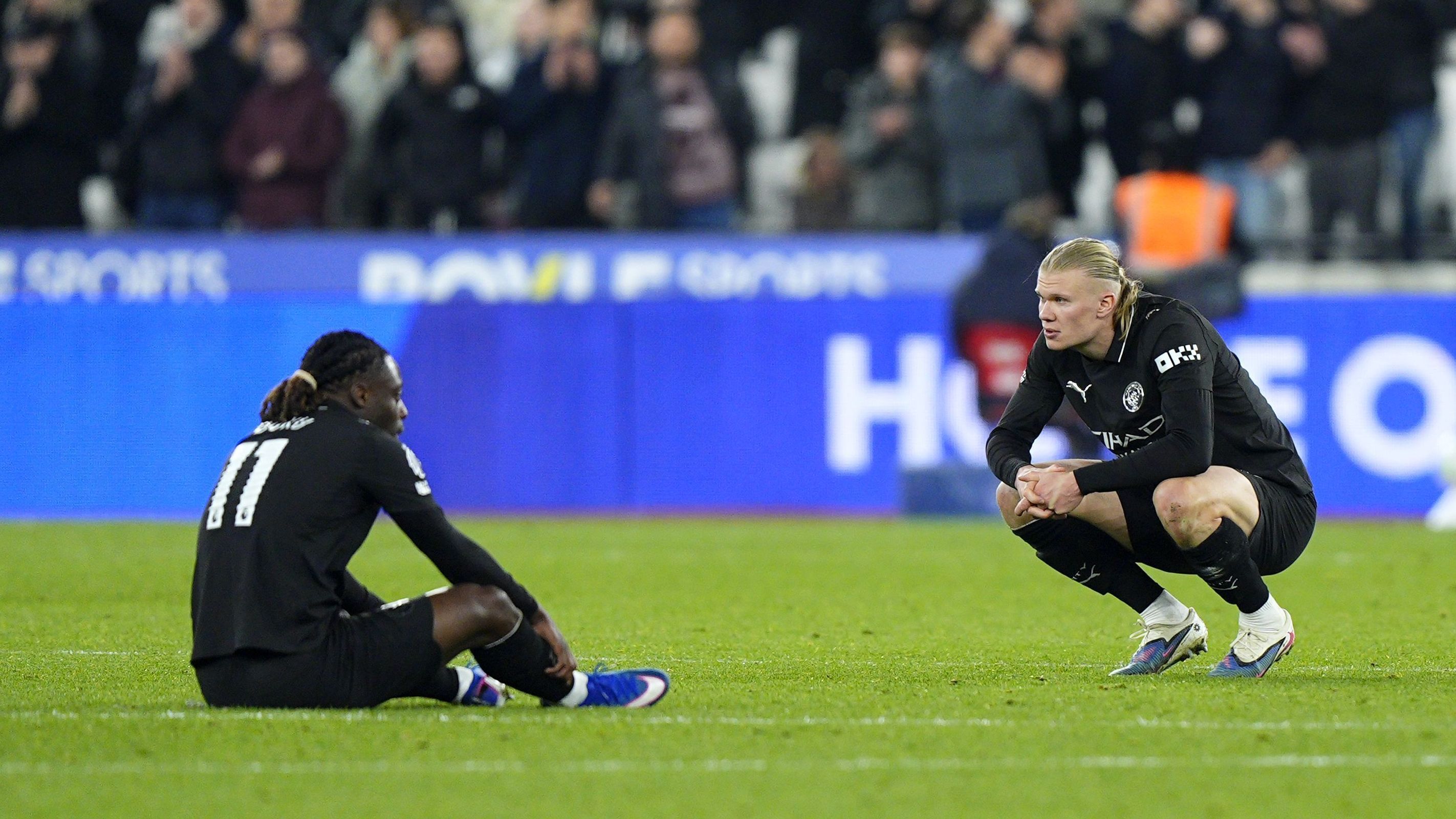 Jeremy Doku e Erling Haaland desolados após o empate do Manchester City com o West Ham