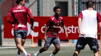 São Paulo renova contrato de volante que esteve na mira do Flamengo